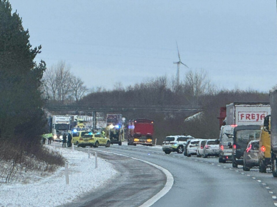 En kvinde er blevet kørt til behandling efter en ulykke på Holstebromotorvejen