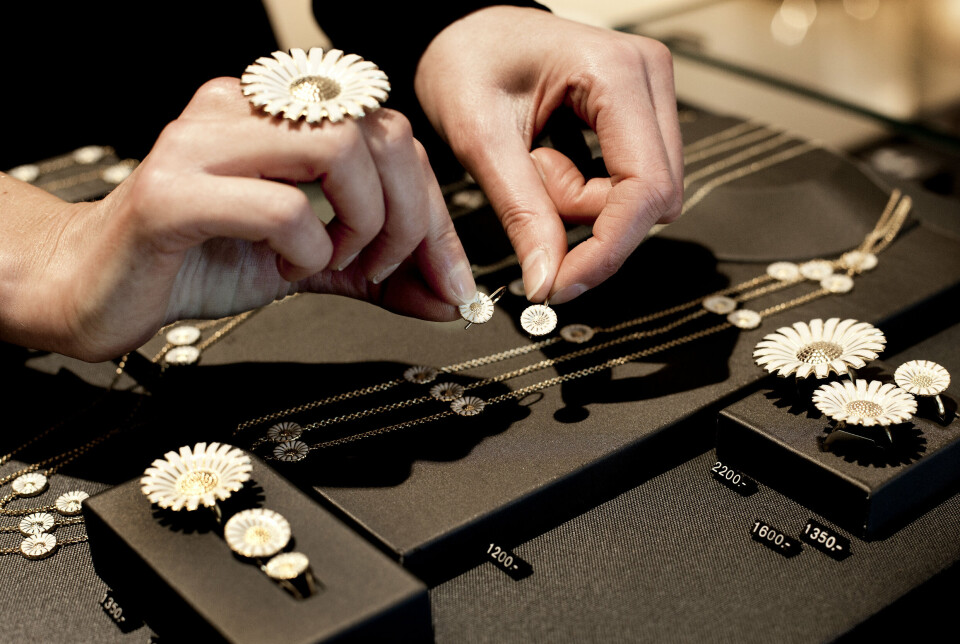Georg Jensen, der står bag dronningens signatursmykke 'Margueritten', er en af de virksomheder, der nu mister prædikatet 'Kongelig Hofleverandør'. (Arkivfoto).