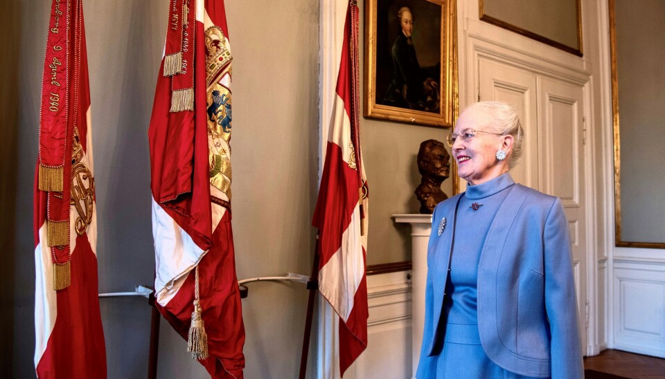 Dronning Margrethe ses her ved de kongelige faner, der lige nu står i Christian IX’s palæ, men som den 14. januar får plads i Frederik VIII’s palæ hos det nye kongepar
