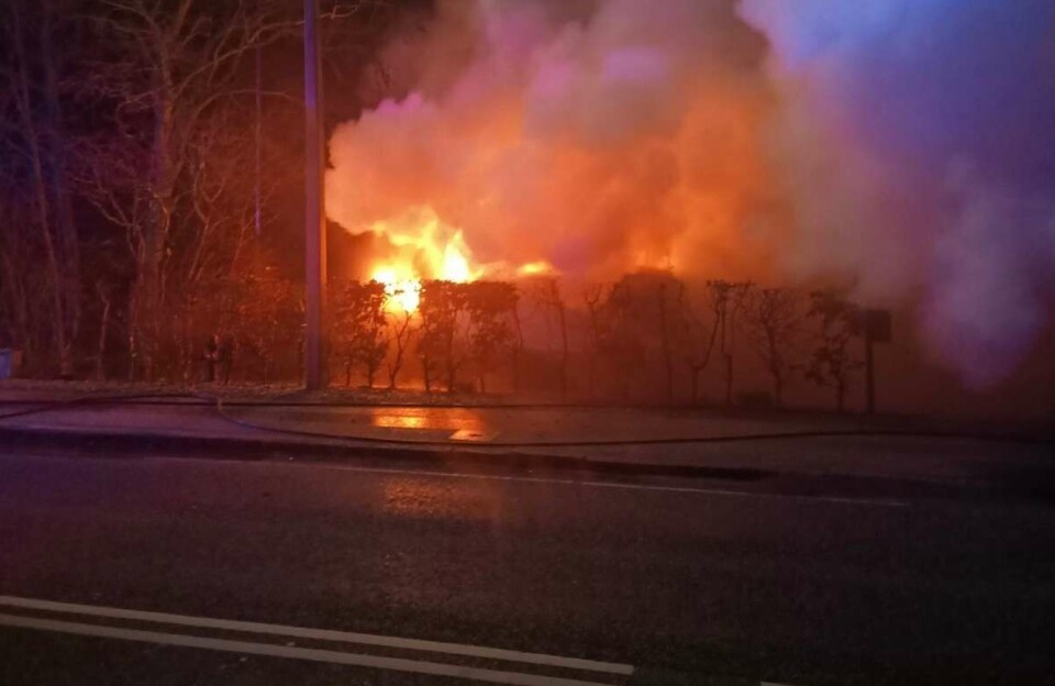 Der var allerede store flammer, da brandvæsnet nåede frem til branden på Trojelsvej i Ribe natten til søndag.