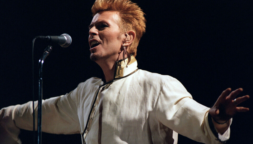 Den britiske rockmusiker David Bowie på scenen i Parc des Princes i Paris i 1997. Bystyret i Paris navngiver nu en ny gade efter ikonet - otte år efter sangerens død