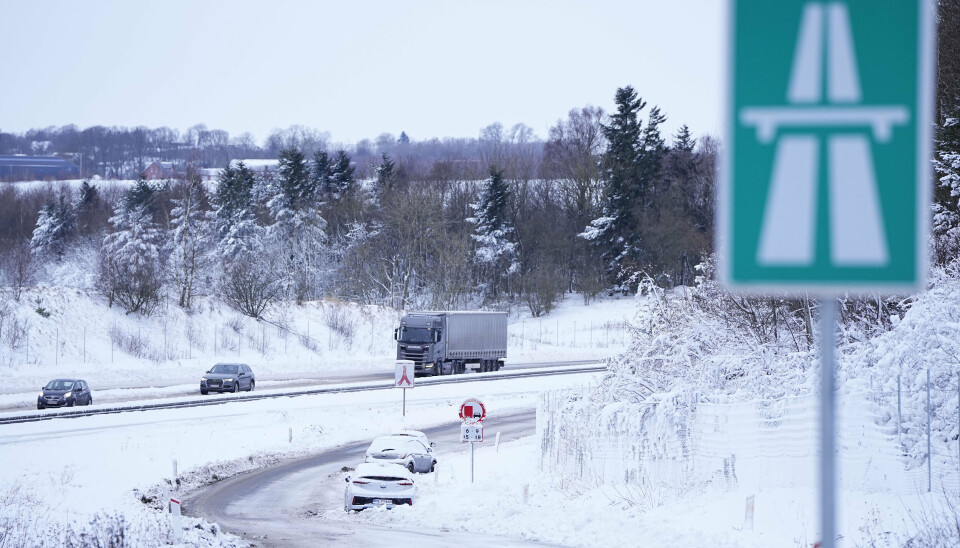 Flere steder i landet har glatte veje forårsaget uheld i mandagens morgentrafik. Derfor har der været kø og forsinkelser flere steder. (Arkivfoto).