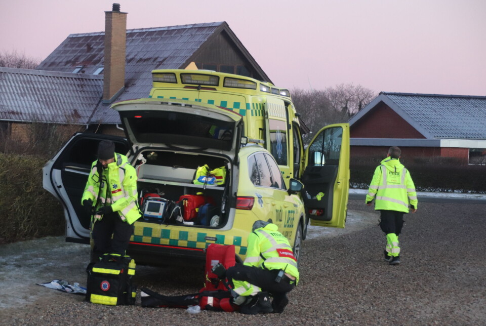 En 68-årig mand måtte flyves til behandling efter et hjertestop.