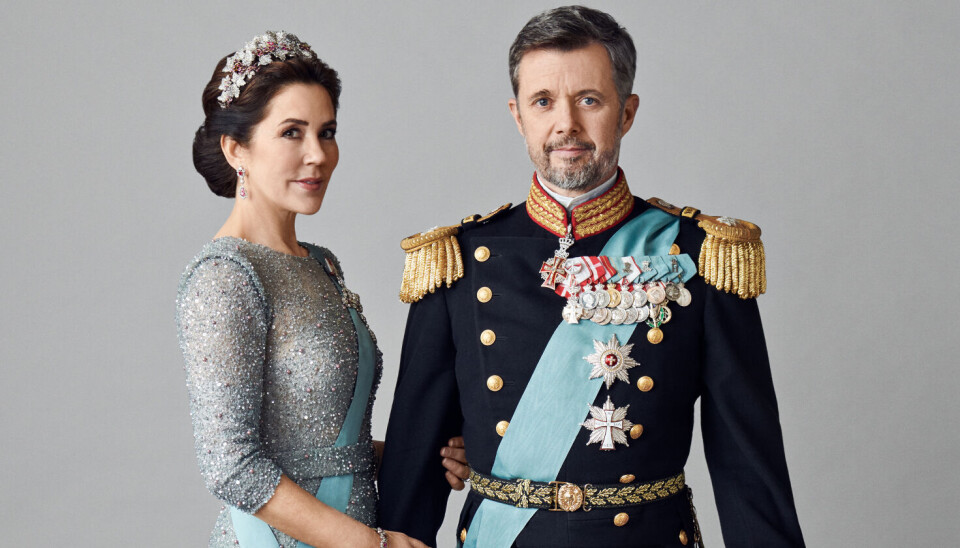 Når Frederik og Mary mandag deltager i Folketingets markering af tronskiftet, vil det være som konge og dronning af Danmark