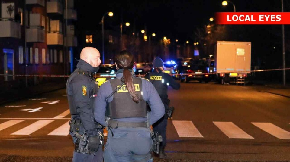 En 32-årig mand er alvorligt kvæstet efter at være blevet stukket ned med et ukendt antal knivstik.