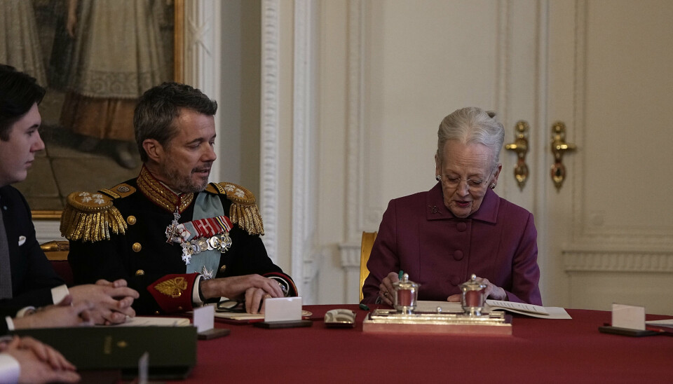 Dronning Margrethe sætter her sin underskrift på en erklæring om abdikation i Statsrådet på Christiansborg. Dermed overlader hun tronen til sin ældste søn, Frederik, der nu er konge af Danmark.