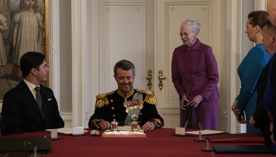 Dronning Margrethe forlader mødet i statsrådet med ordene: 'Gud bevare kongen'