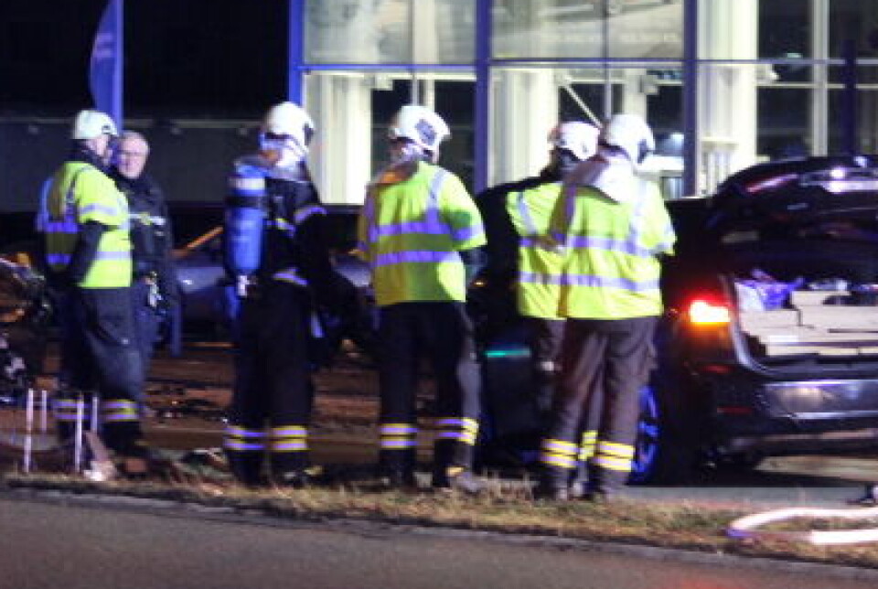 To personer er kvæstet efter to elbiler med høj hastighed er banket sammen.