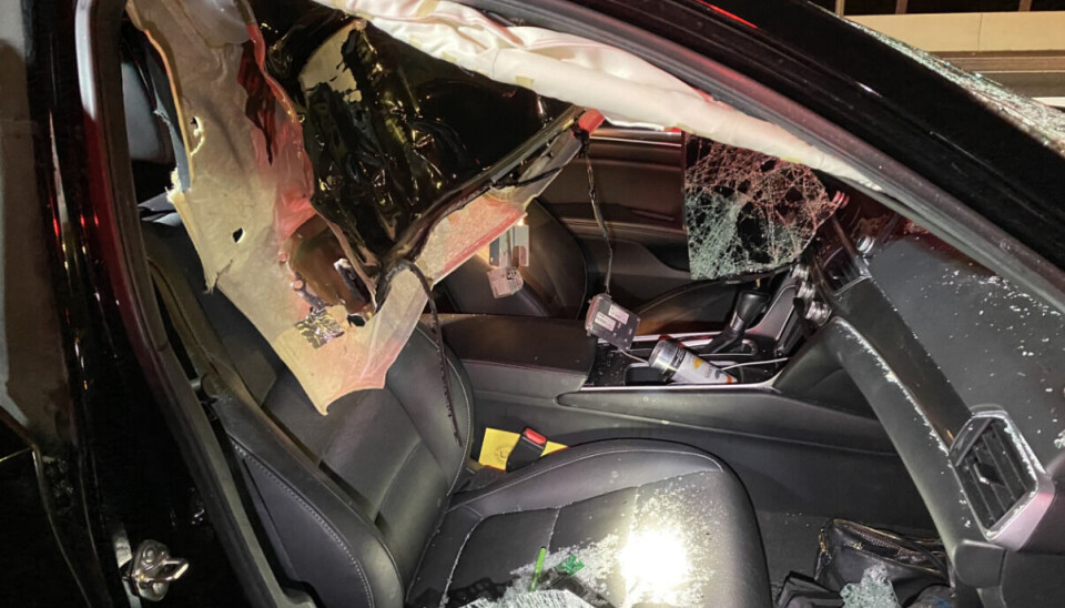 Dækket smadrede en stor del af bilen