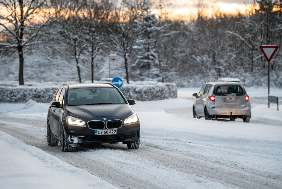 Det sner så meget, at Østjyllands Politi nu beder bilister holde sig fra vejene, hvis ikke de skal køre nødvendig kørsel.