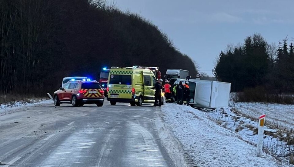 Der er tilkaldt en ambulance til ulykken.