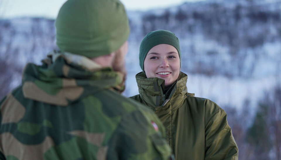 Ingen af soldaterkammeraterne mærker til, at 'rekrut Alexandra' er arving til den norske trone