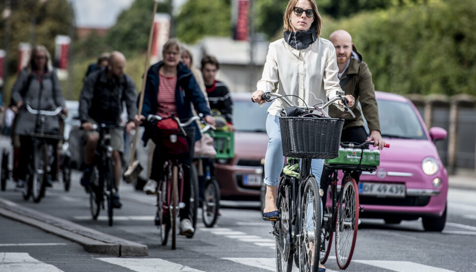 Cykelhjelmen fra Hövding består af en krave, som man bærer om halsen. Hvis en cyklist vælter med den på, vil vedkommendes hoved automatisk blive dækket af en airbag, der springer ud fra kraven. (Arkivfoto).