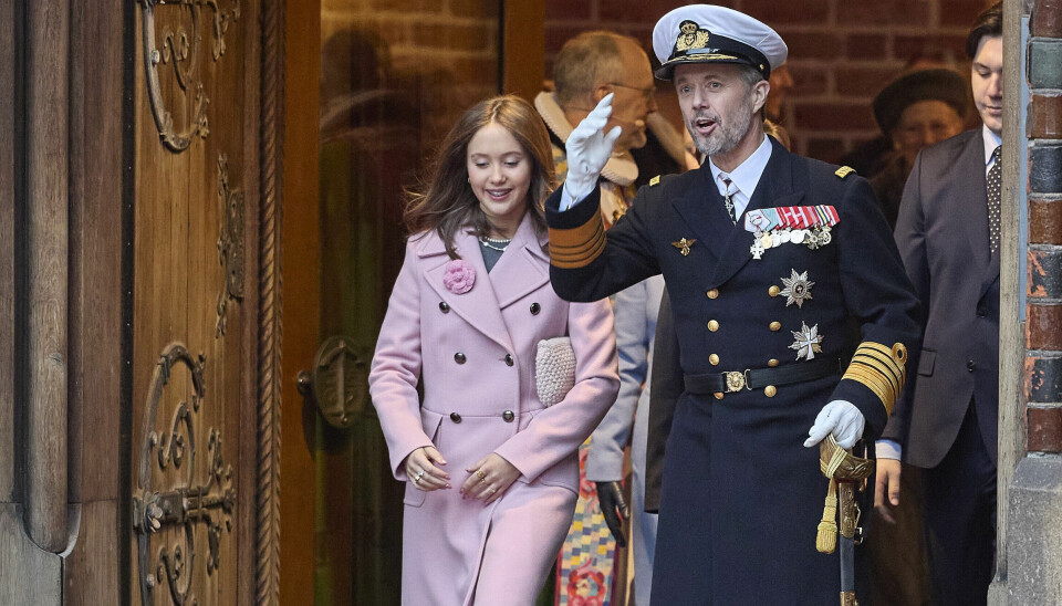 Prinsesse Josephine, i mors lyserøde Andiata frakke, forlader Aarhus Domkirke efter festgudstjensten side om side med sin far.
