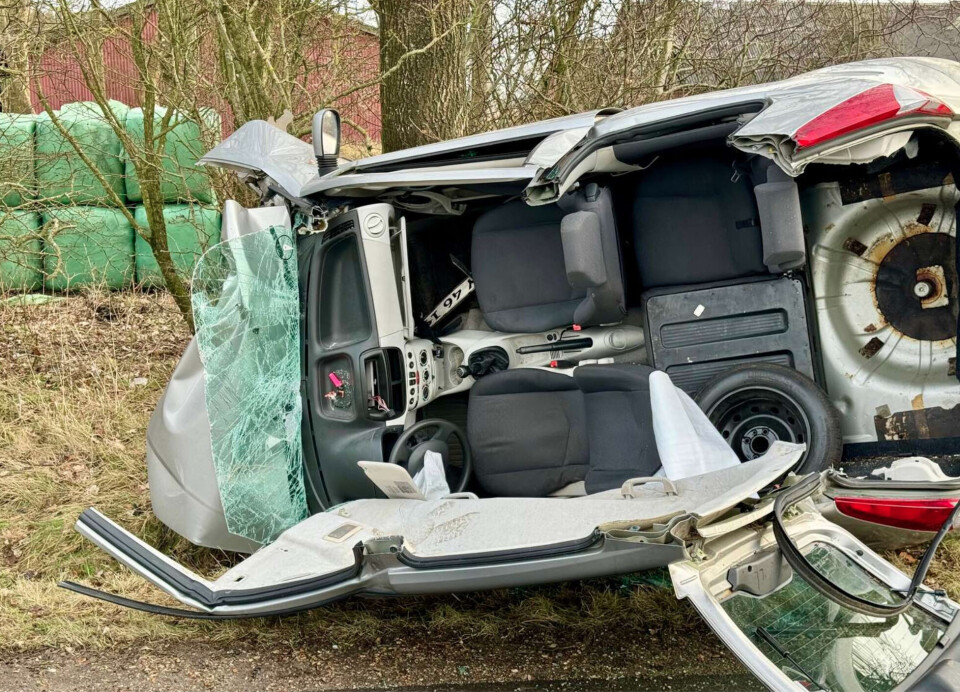 Bilen blev totalt smadret ved ulykken.