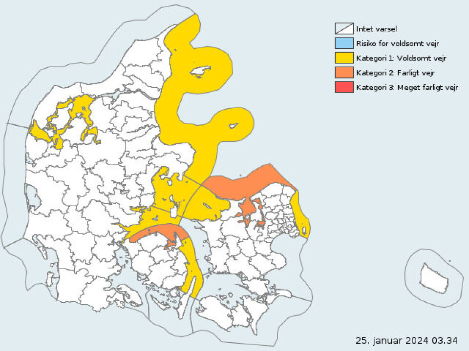 Det er de gule og orange områder DMI forventer de højeste stigninger i vandstanden rammer i løbet af torsdag formiddag. Nogle steder trækker vandet sig først tilbage ud på eftermiddagen.,