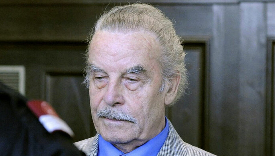 Josef Fritzl er på vej ud i friheden.