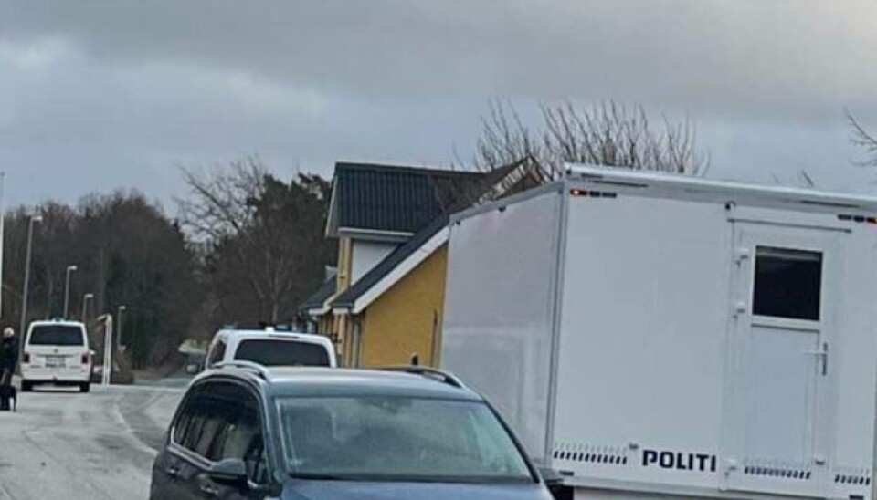 Midt- og Vestjyllands Politi efterforsker et mistænkeligt dødsfald i Hodsager nord for Herning.