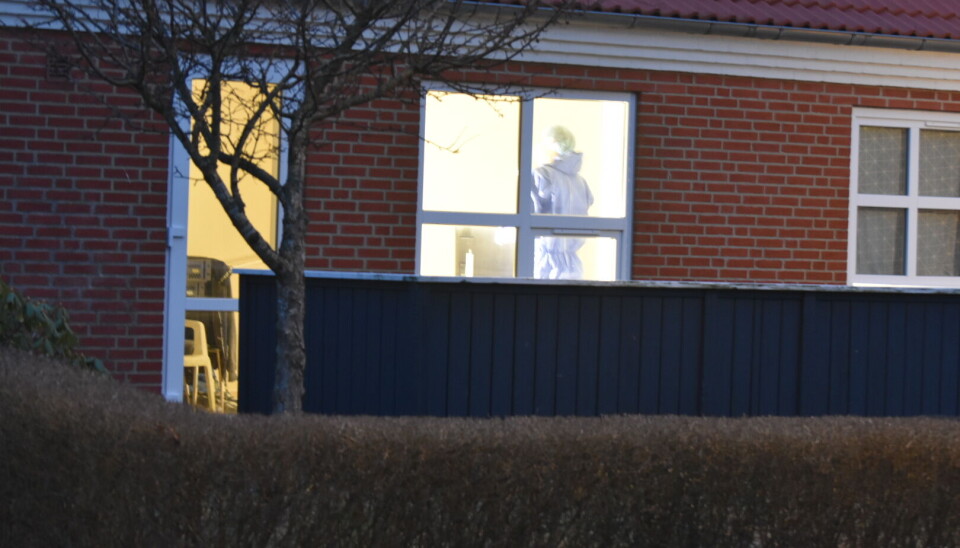 Polititeknikere i DNA-dragter arbejdede dagen igennem på ejendommen i Hodsager nord for Herning.