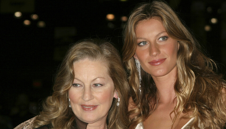 Gisele Bündchen (th) ses her med sin nu afdøde mor, Vania Nonnenmacher