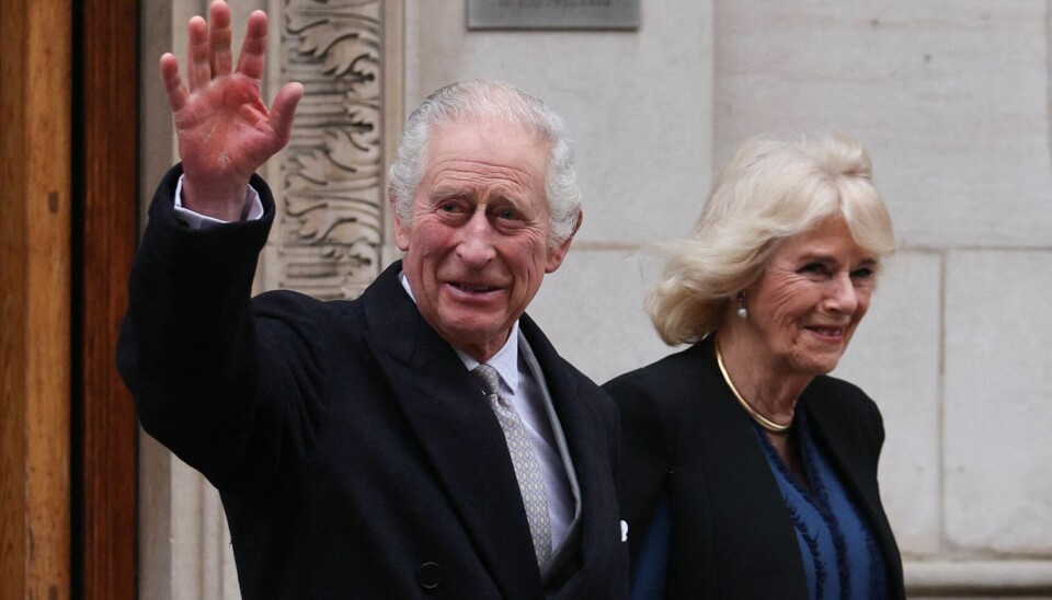 Kong Charles forlader hospitalet i London arm i arm med dronning Camilla mandag.