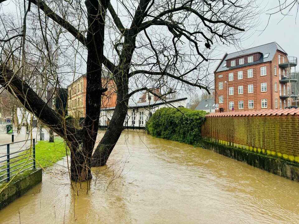 Man kan hente sandsække til at beskytte hjemmet, hvis man er udsat efter oversvømmelsen, skriver Vejle Kommune.