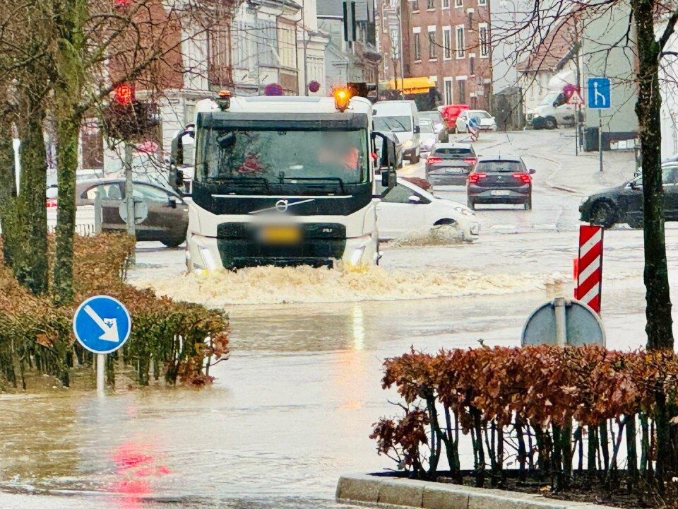 Flere veje er oversvømmede efter de voldsomme vandmasser.