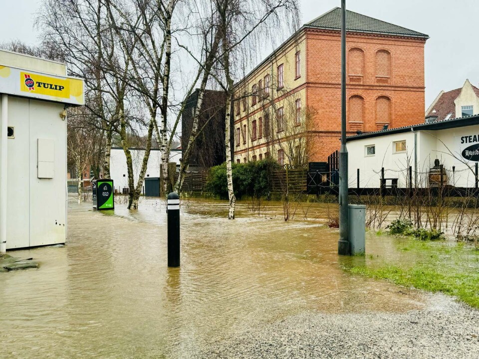 Der er spærret flere steder i byen grundet de voldsomme vandmængder.