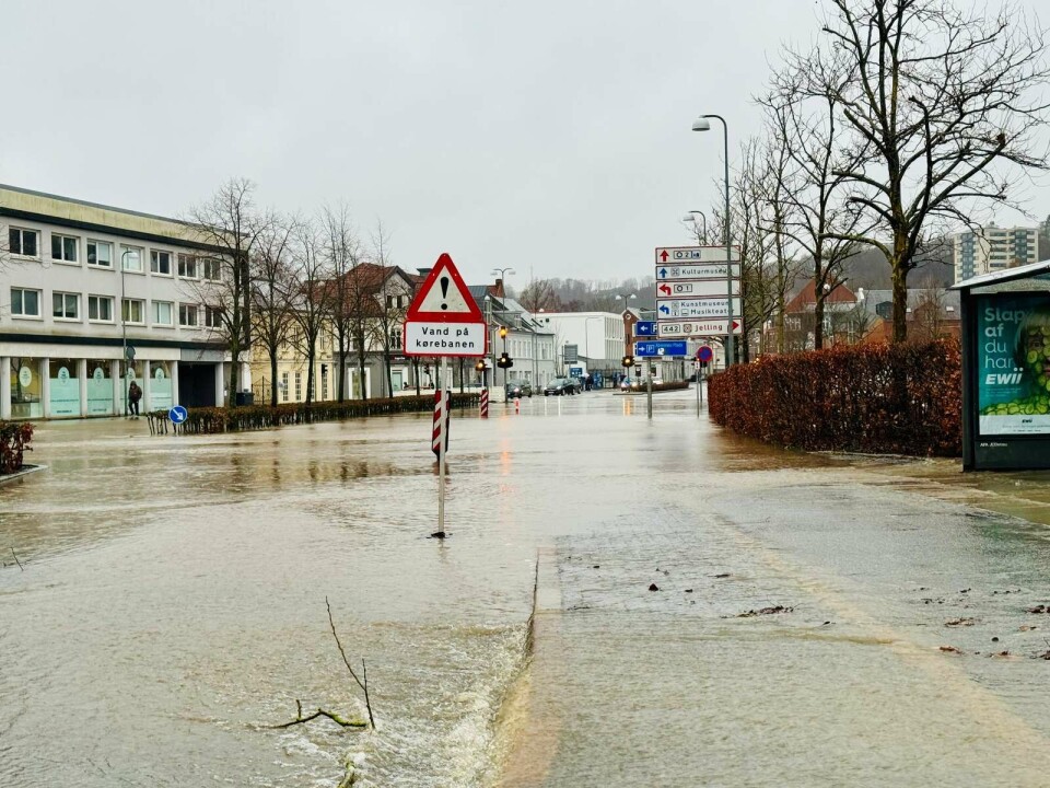 Der advares om vand på kørebanen.