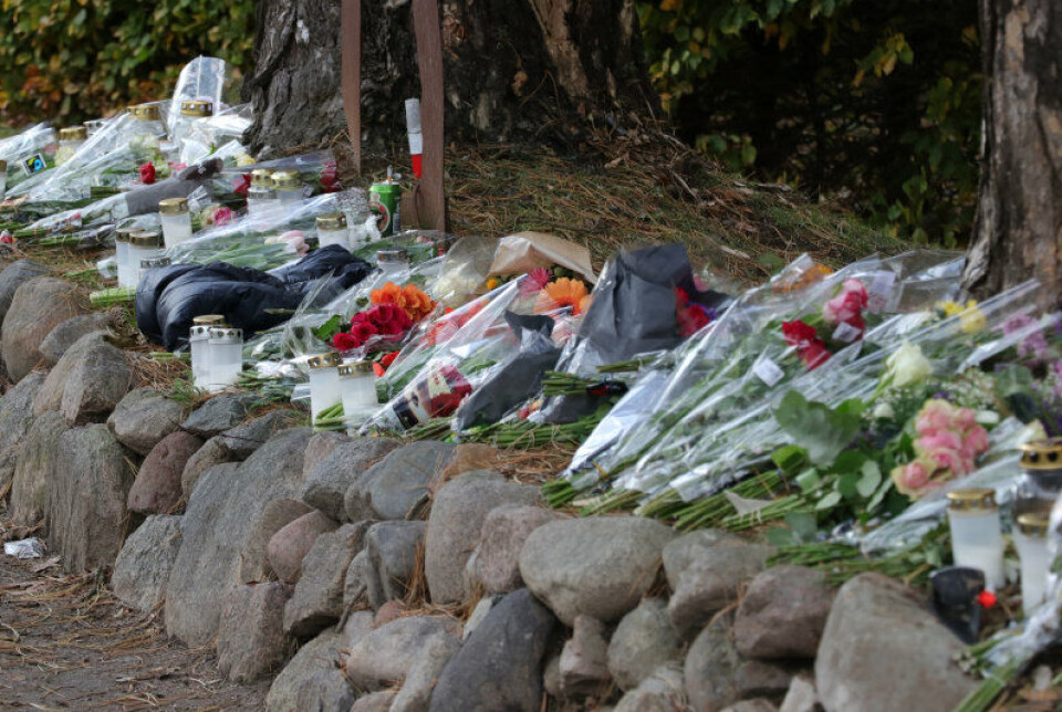 Mange pårørende til ofrene valgte efterfølgende at lægge blomster ved ulykkesstedet.