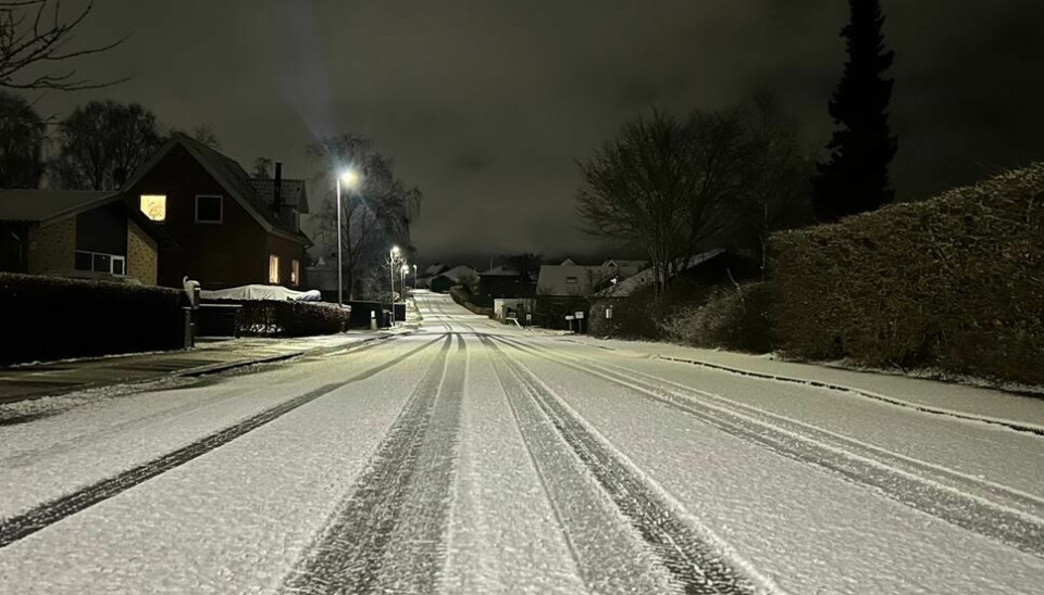 Selv om der vil blive ryddet og saltet, er der stadig risiko for sne- og isglatte veje fredag.