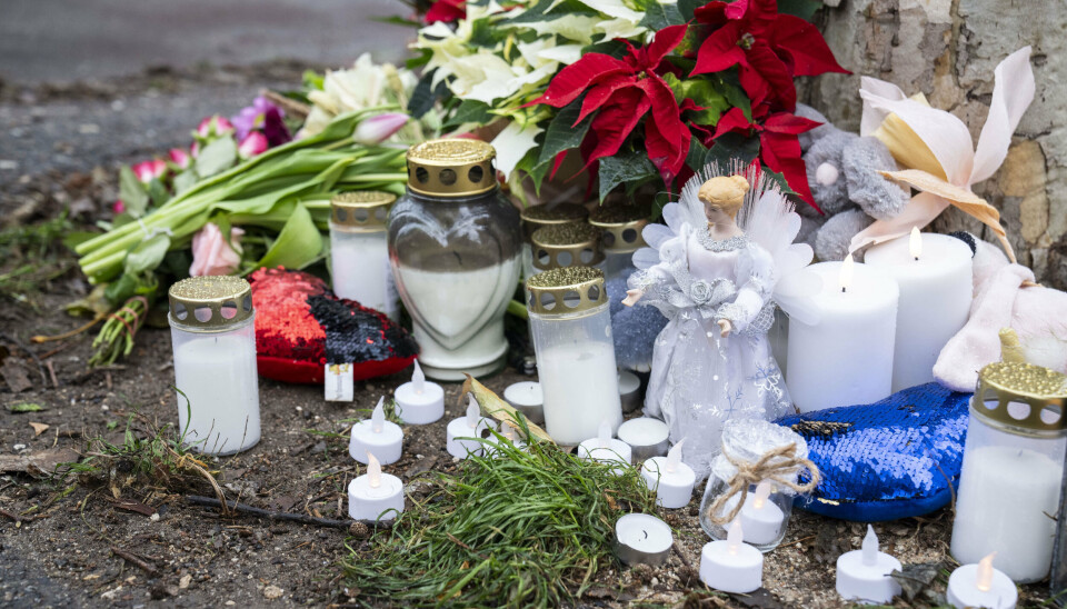 Der blev lagt blomster til minde, da en lille pige i december sidste år døde i en trafikulykke på Amager. Nu er en 29-årig mand tiltalt i sagen. (Arkivfoto).