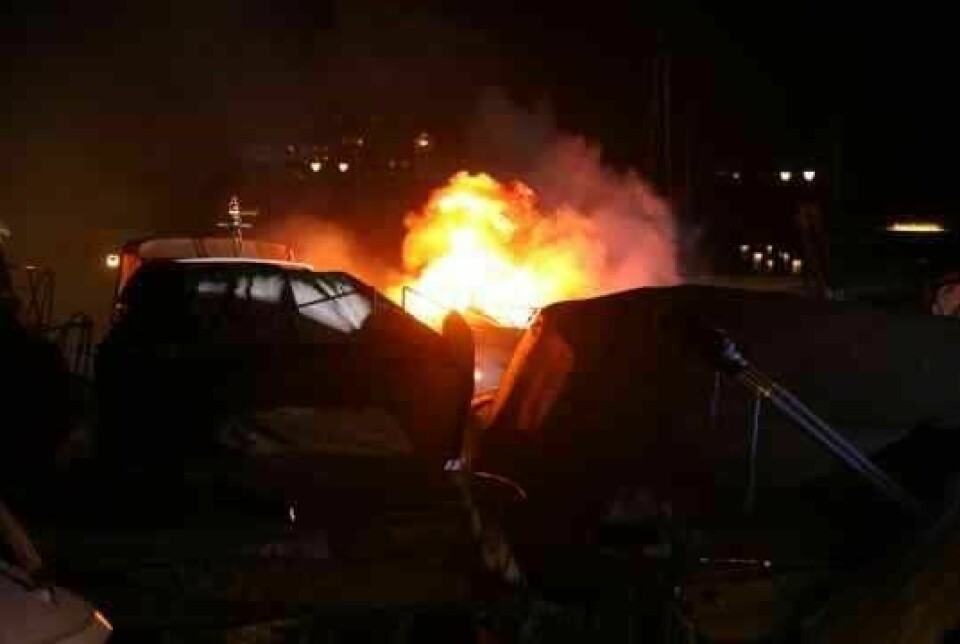 Nordsjællands Politi rykkede sammen med brandfolk ud til en voldsom brand i en motorbåd ved Helsingør Havn natten til lørdag.