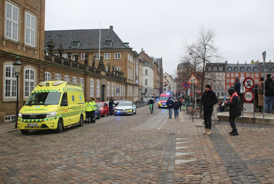 En mand er lørdag blevet trukket op fra kanalen.