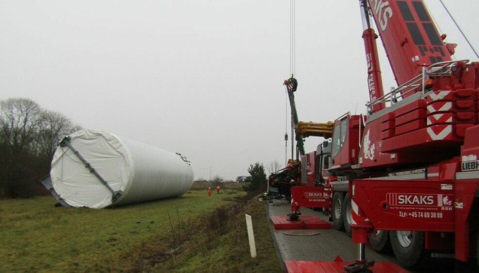 Den væltede vindmølletransport ved tilkørslen til Esbjergmotorvejen, spærrer for al trafik.