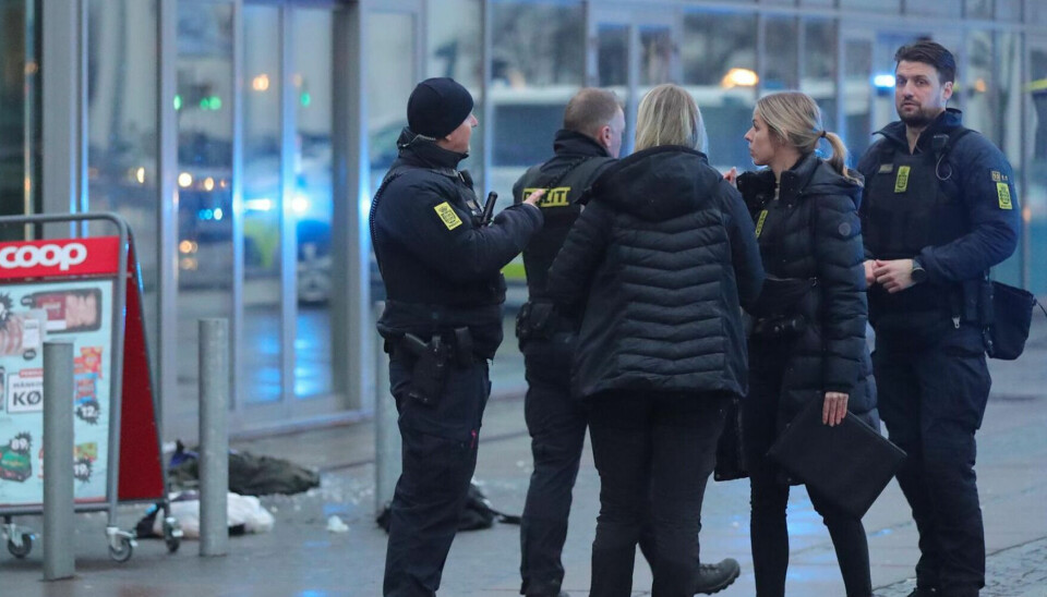Der er mange betjente på Taastrup Torv sidst på eftermiddagen mandag.