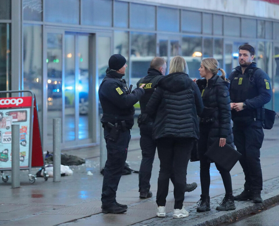 Der var mange betjente efter knivstikkeriet på Taastrup Torv sidst på eftermiddagen mandag.