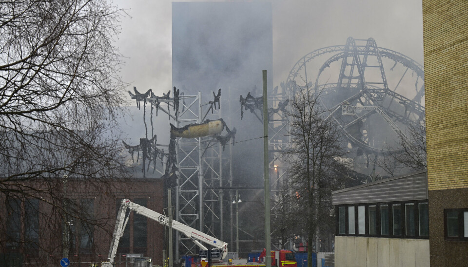 En kraftig brand har mandag raseret store dele af det nye vandland, Oceana, i forlystelsesparken Liseberg i Göteborg.