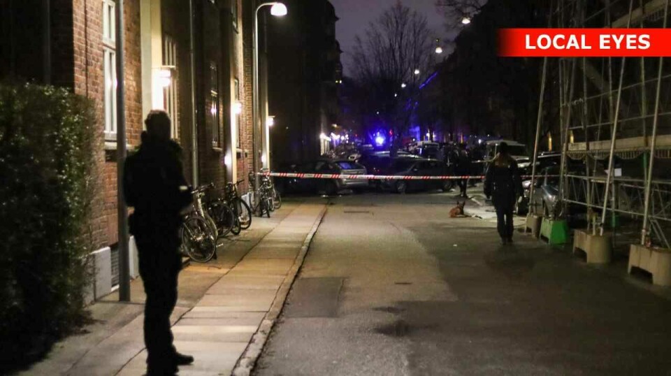 Betjente fra Københavns Politi er massivt til stede efter en eksplosion natten til tirsdag ved en opgang på Frederiksvej på Frederiksberg.