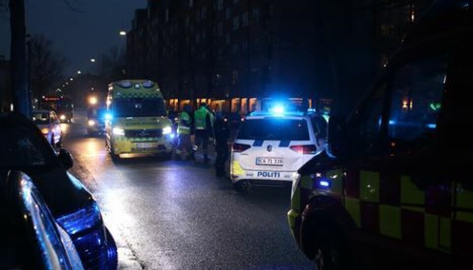 Der er tilkaldt mindst en ambulance til uheldet.