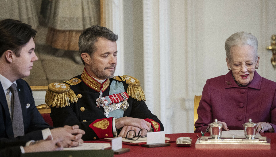 Billedet her er fra det seneste møde i statsrådet, hvor dronning Margrethe skrev under på, at hun abdicerede og således overlod tronen til sin ældste søn, kong Frederik.