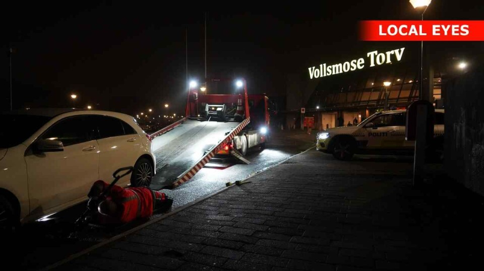 Billeder fra stedet viser, at en bil bliver beslaglagt. Ifølge vidner på stedet er det sket som følge af den hændelse betjente er rykket ud til.