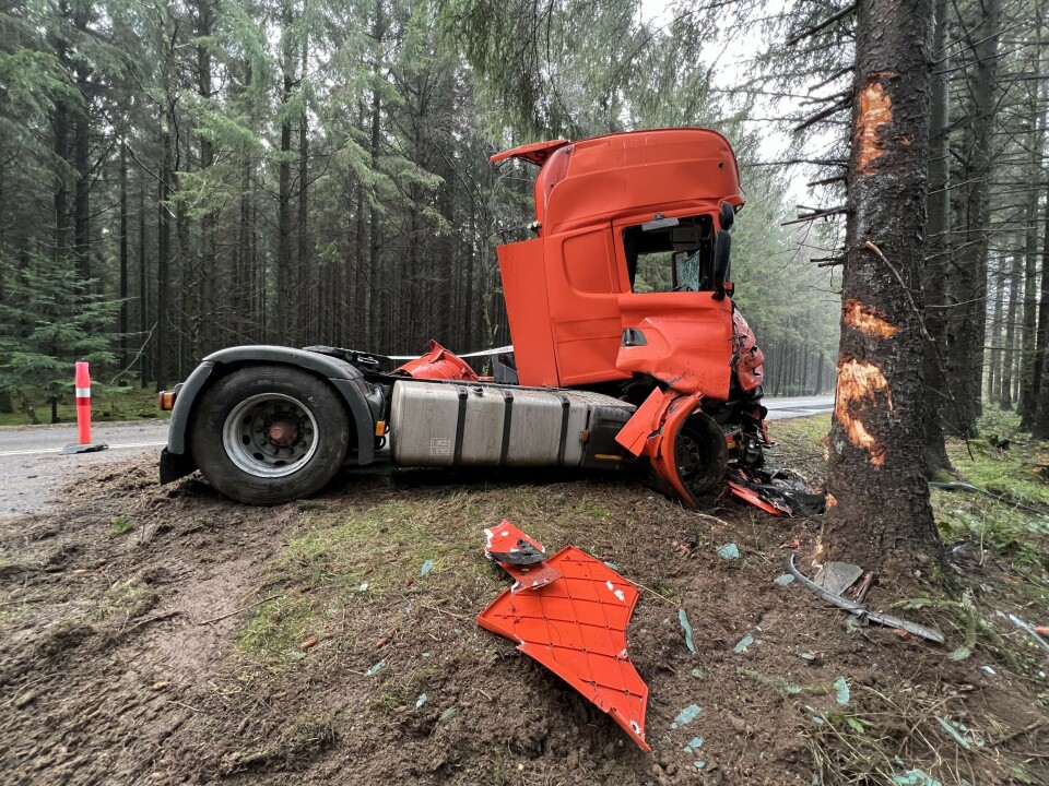 Førerhuset på lastbilen var helt smadret efter mødet med træet.