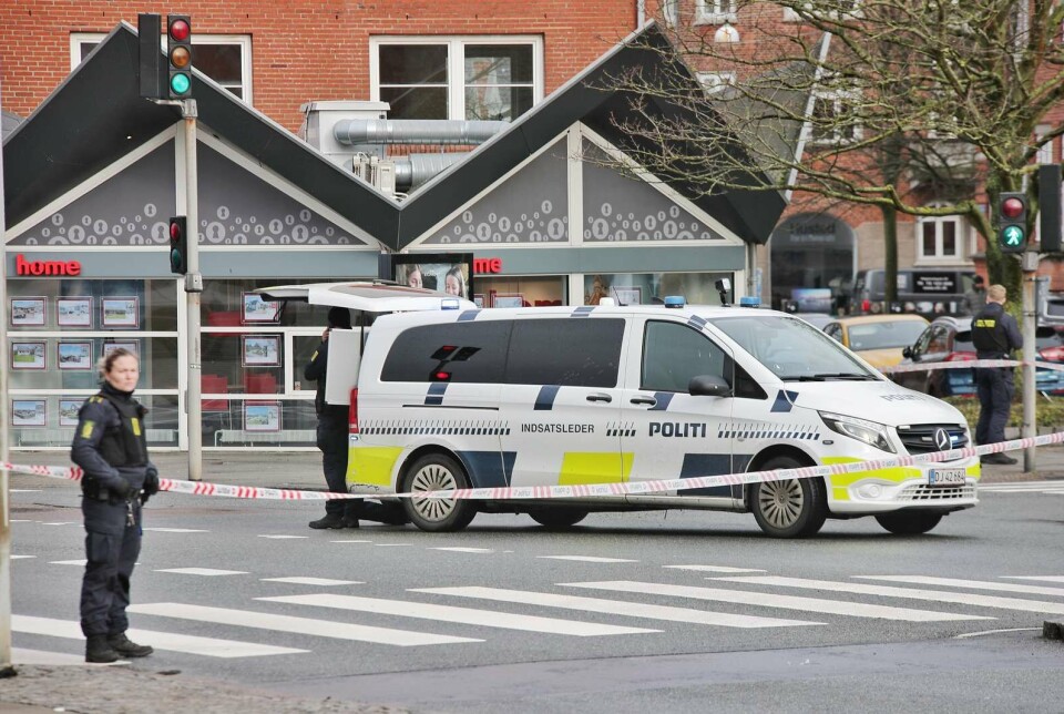 Politiet var mødt talstærkt op efter bombetruslen fredag.