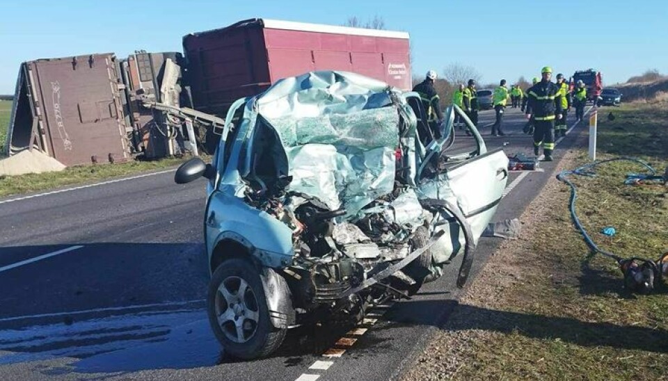 Personbilen er blevet helt knust ved sammenstødet.