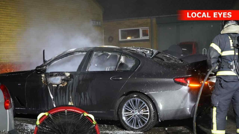 Det var denne BMW, der sent søndag aften brød i brand.