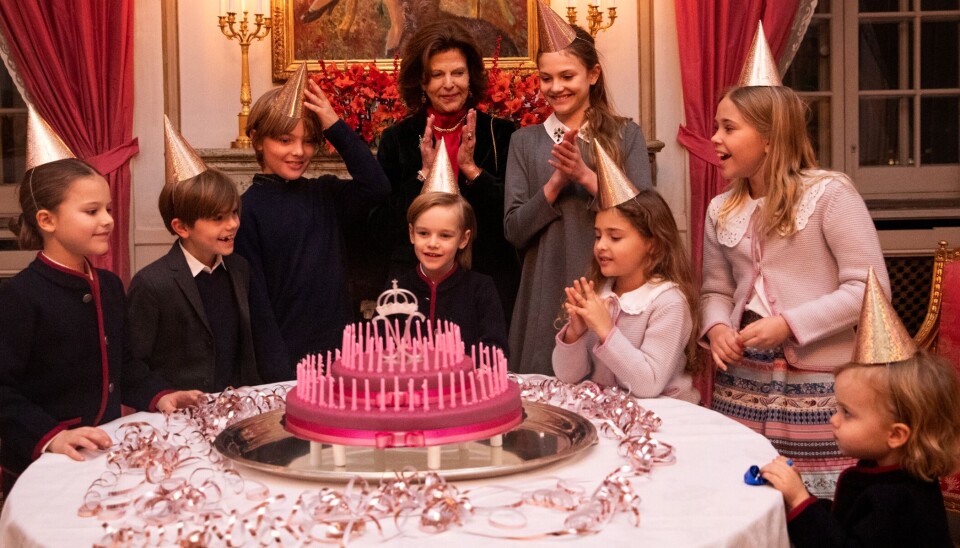 Dronning Silvia ses her omgivet af sine otte børnebørn, fra venstre prins Alexander, prins Oscar, prins Nicolas, prins Gabriel, prinsesse Estelle, prinsesse Adrienne, prinsesse Leonore og prins Julian, på sin 80-års fødselsdag den 23. december sidste år