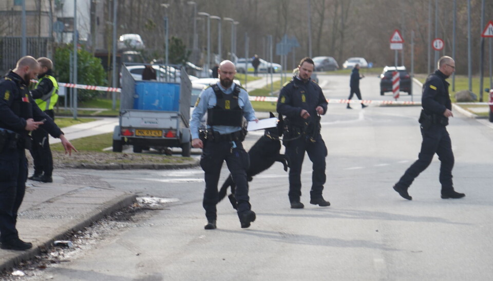 Østjyllands Politi er massivt til stede i Bispehaven i Aarhus V.