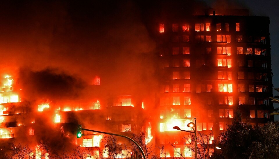 A huge fire rages through a multistorey residential block in Valencia on February 22, 2024. (Photo by Jose Jordan / AFP) Beboelsesejendommen er helt omspændt af flammer.