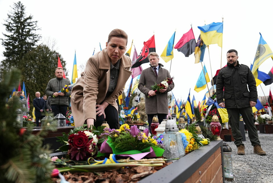 Mette Frederiksen deltager fredag i en ceremoni, som markerer toårsdagen for invasionen af Ukraine.